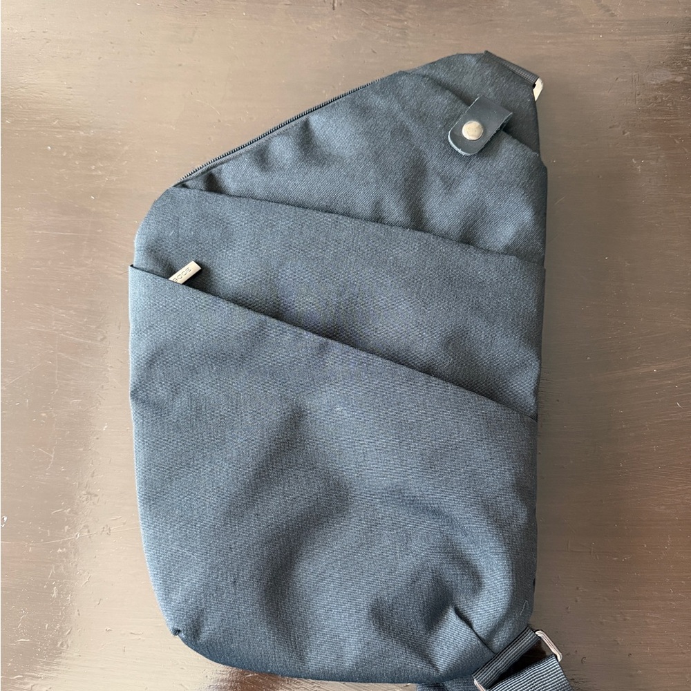 NEW Stylish Black Men's/Wonen’s Sling Bag